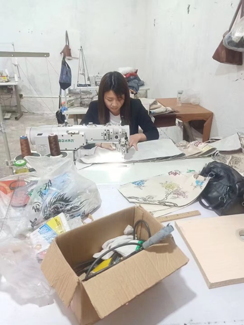 弘豹实业翻新工厂车间实拍:标准化施工工位、批量翻新作业环境